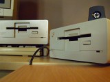 Stacja A1010, w tle Amiga 1000
